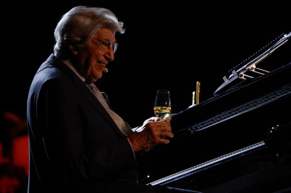 “Les voy a contar y a cantar mi vida”: Manuel Alejandro