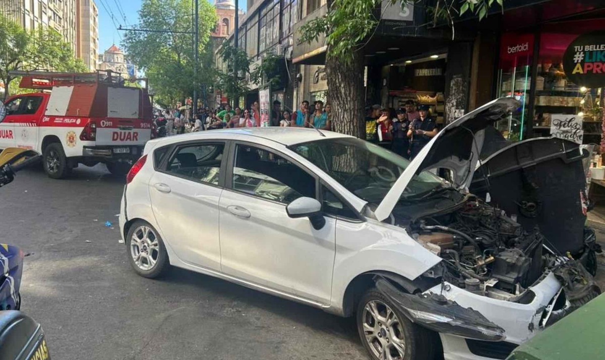 Abuelito atropella a peatones y deja 7 lesionados; todo quedó grabado: "Venía a muy alta velocidad"