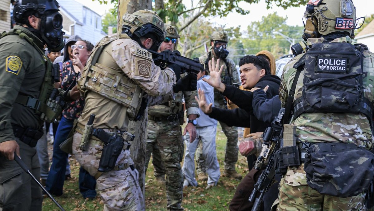 Ciudadanos confrontan a agentes de ICE tras choque de patrulla en Chicago