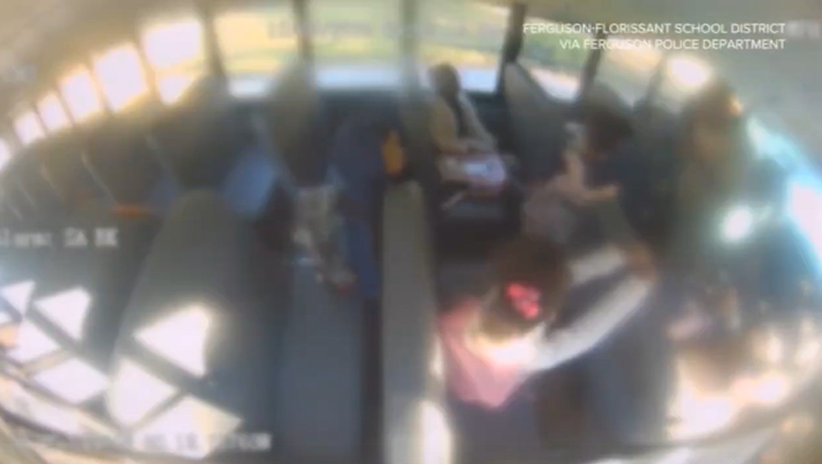Padre ordena a hija que agreda a otra menor en un autobús en Missouri, EU: "Quiero que llore"