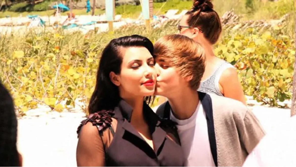 "No fue apropiado": Kim Kardashian se arrepiente de su polémica sesión de fotos con Justin Bieber en 2010