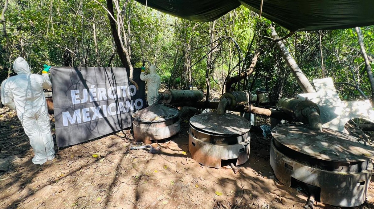 Aseguran 95 kilos de metanfetamina y más de 4 mil kilos de sustancias químicas en Michoacán
