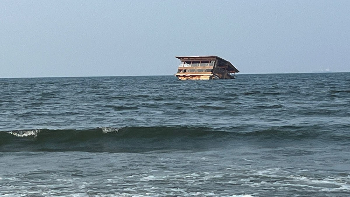 Restaurante 'El Atracadero' encalla frente a costas de Coatzacoalcos tras las intensas lluvias