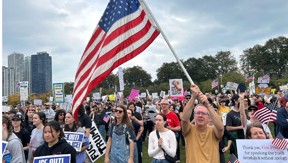 Manifestantes 'No Kings' marchan por la democracia en Chicago