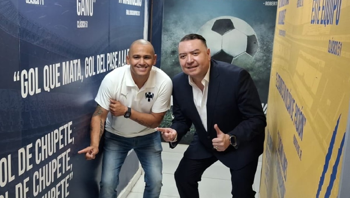'Chupete' Suazo visita RG La Deportiva previo a recibir su homenaje