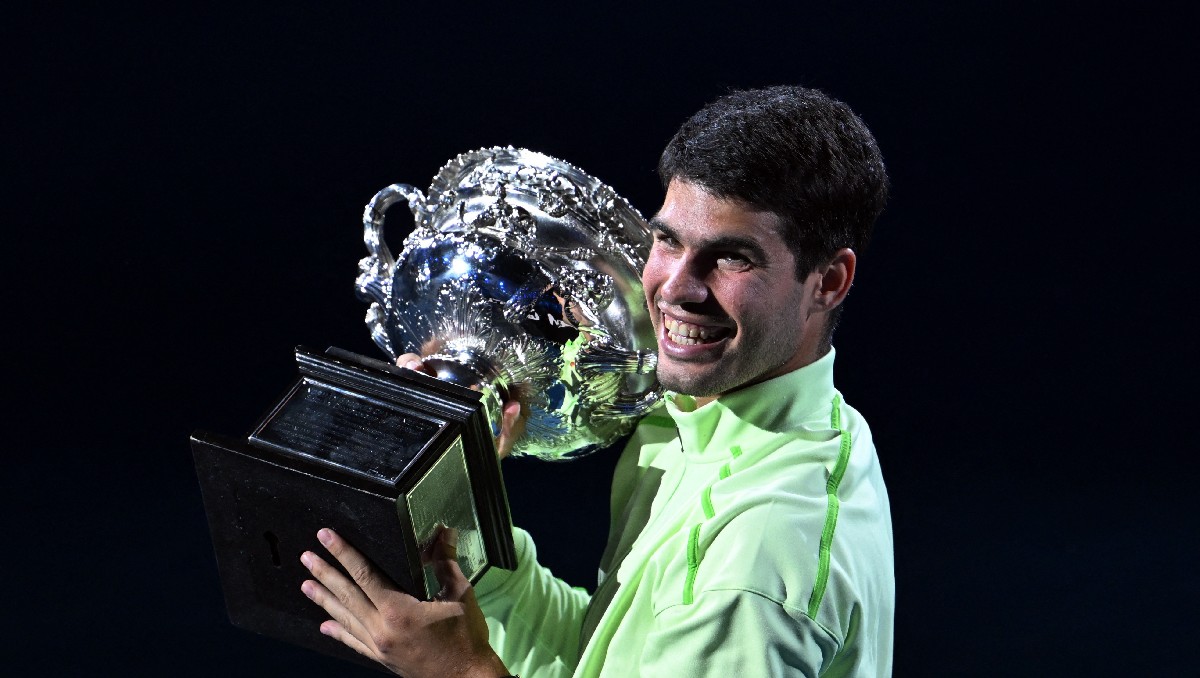 Carlos Alcaraz gana su primer Abierto de Australia; vence a Djokovic