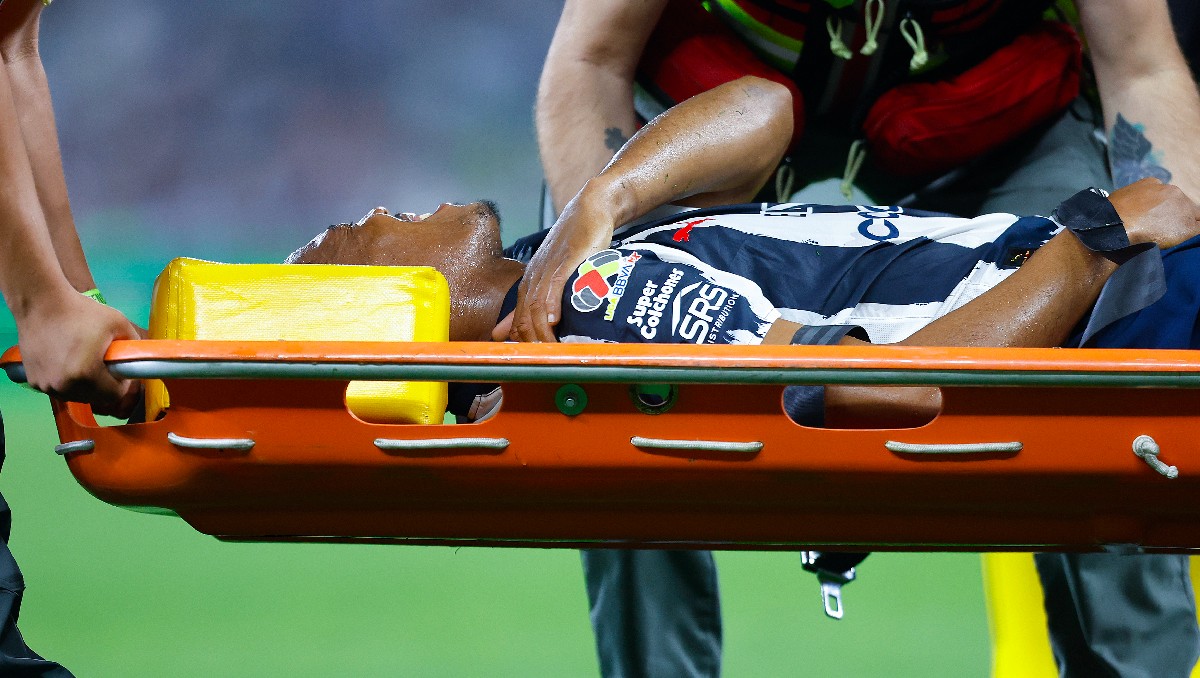 Anthony Martial es trasladado de emergencia al hospital por una lesión