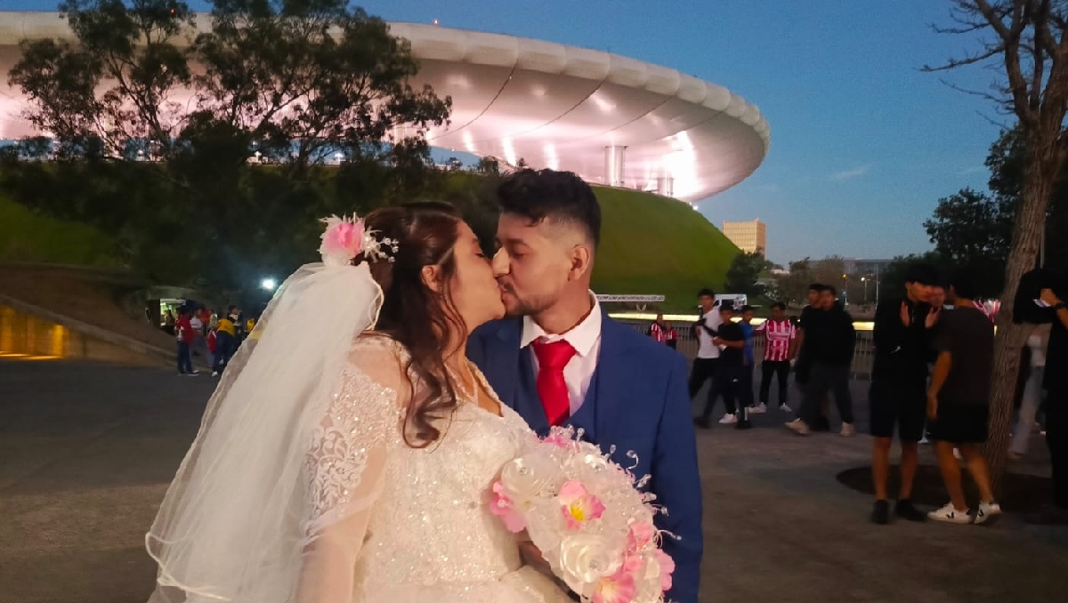 Recién casados visitan el Estadio Akron antes de su fiesta