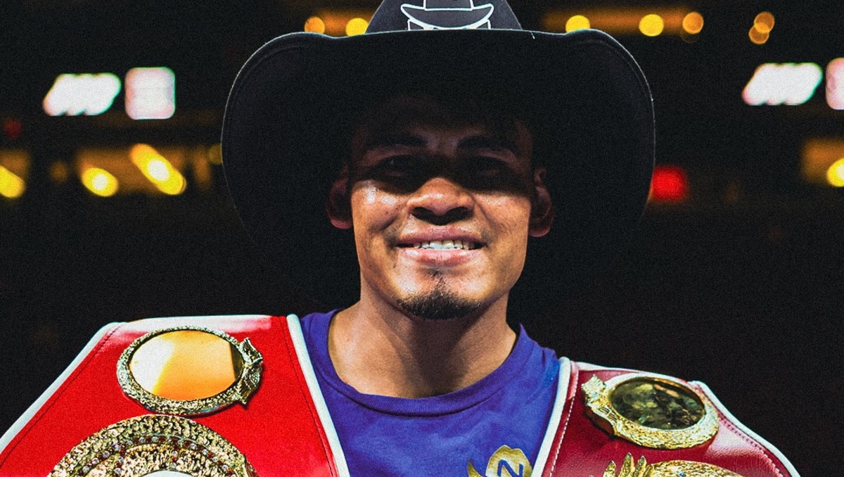 Vaquero Navarrete se convierte en campeón unificado peso superpluma