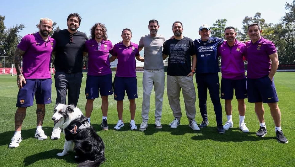 Fernando Hierro guía la visita de las leyendas del Barcelona a Chivas