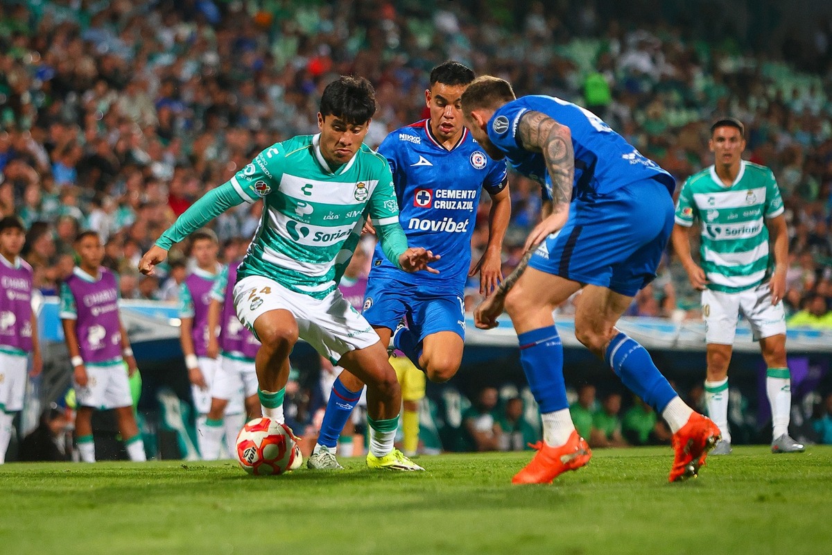 Cruz Azul vence a Santos Laguna y mantiene el liderato