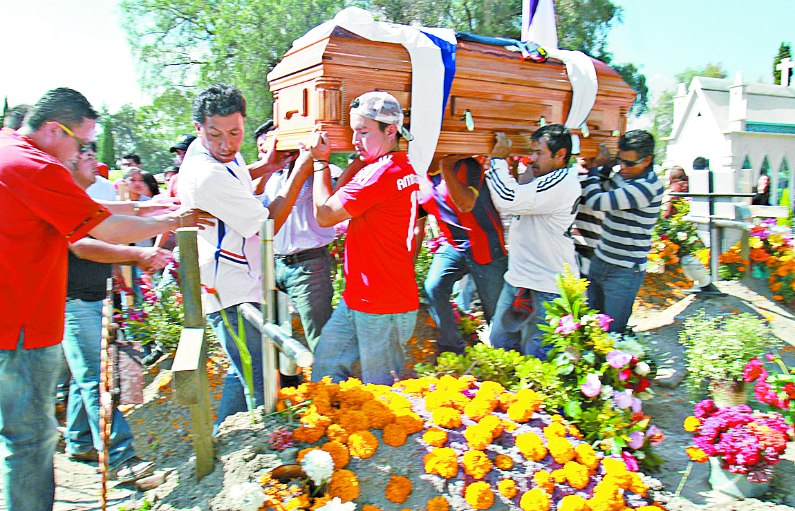 Cristian Daniel Pérez, de 14 años, fue sepultado ayer en el panteón municipal.