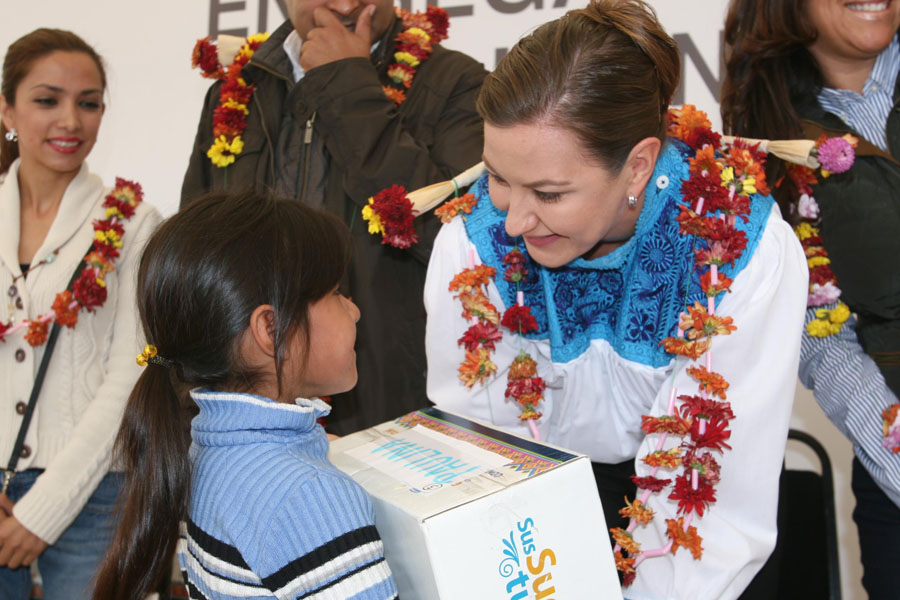 Martha Erika Alonso, presidenta del SEDIF, entrega apoyos del programa Beca a un Niño Indígena.