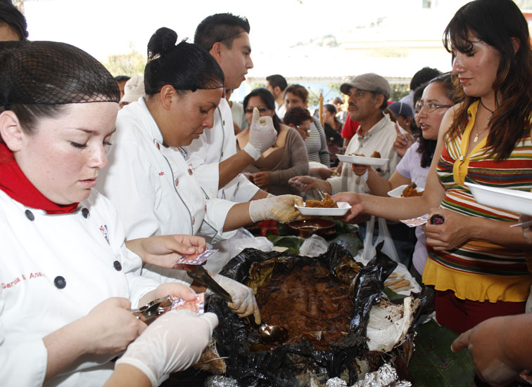 Pachuqueños disfrutan a plenitud de los alimentos de la Huasteca.