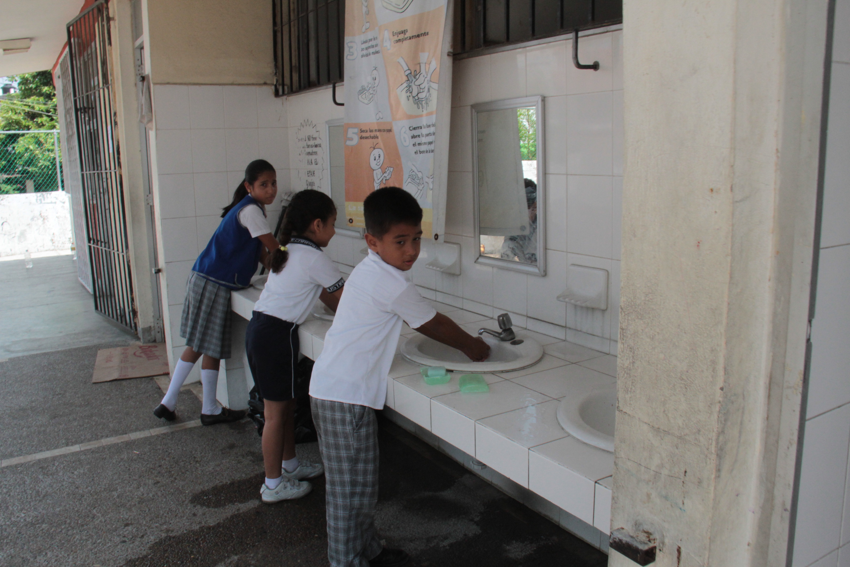 Planteles educativos cubren 800 pesos mensuales por agua potable.
