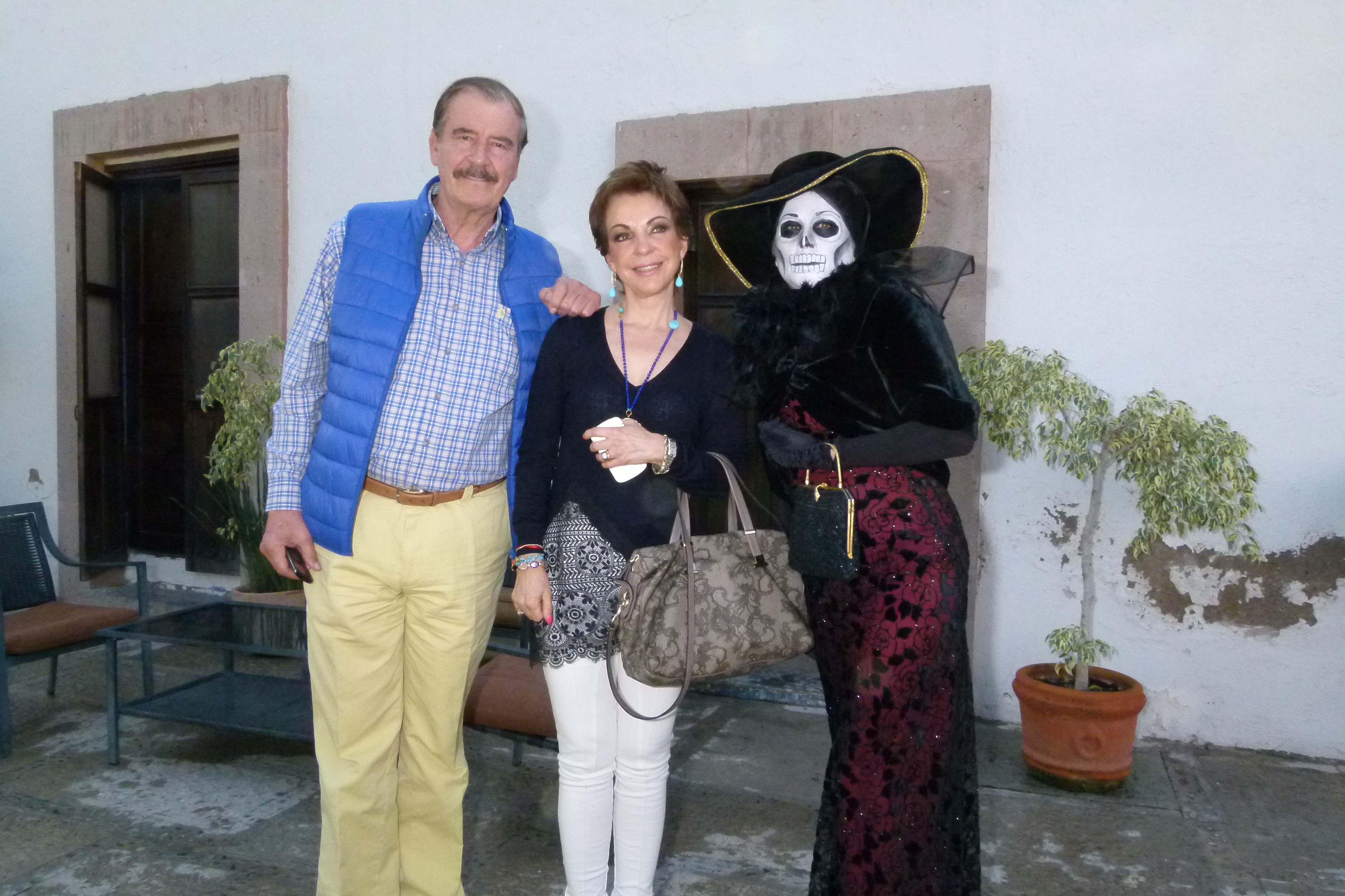 Vicente Fox y Marta Sahagún se tomaron una foto con la Catrina en el Rancho San Cristóbal. 