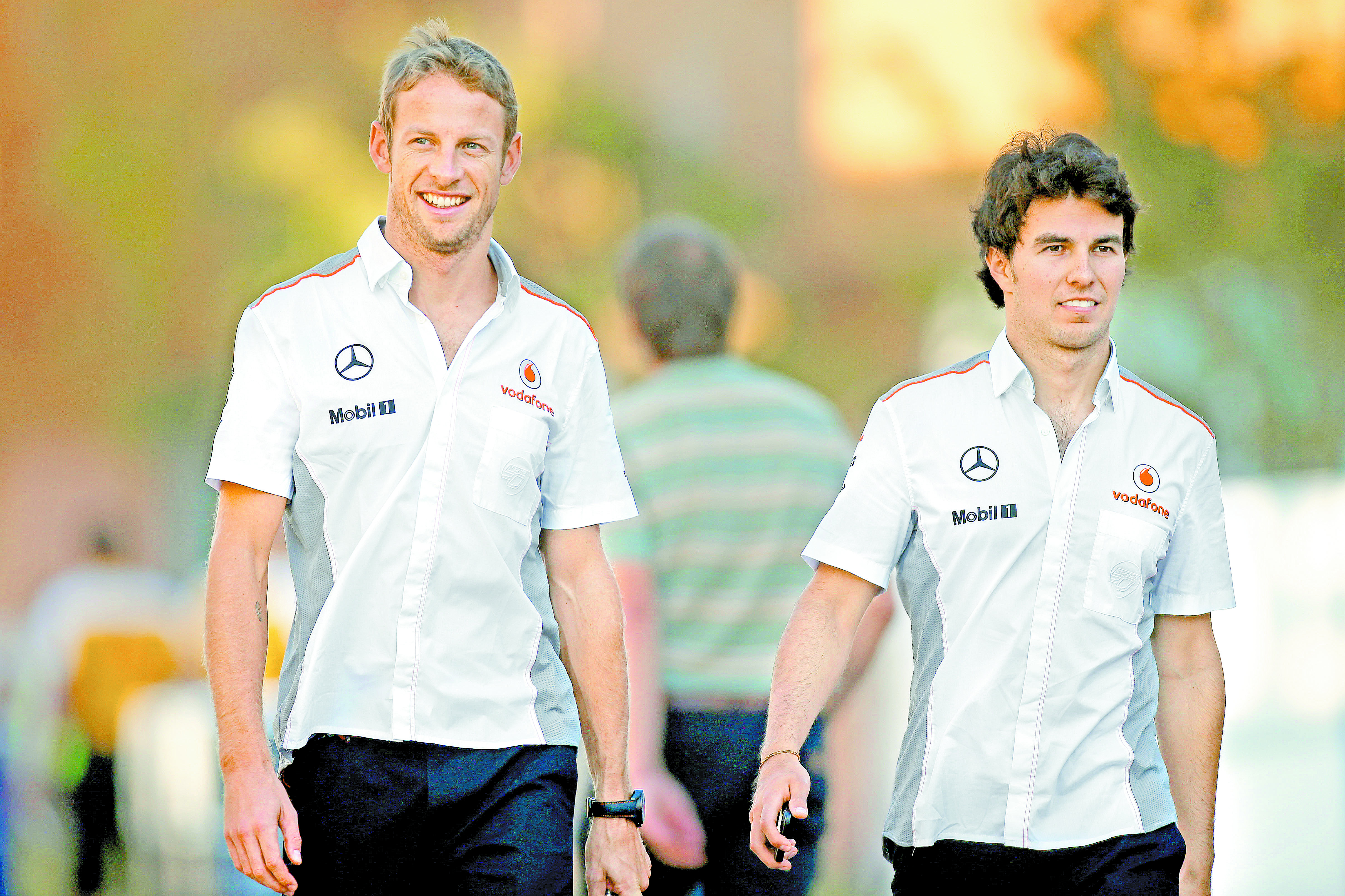 Button y Pérez caminando en el paddock