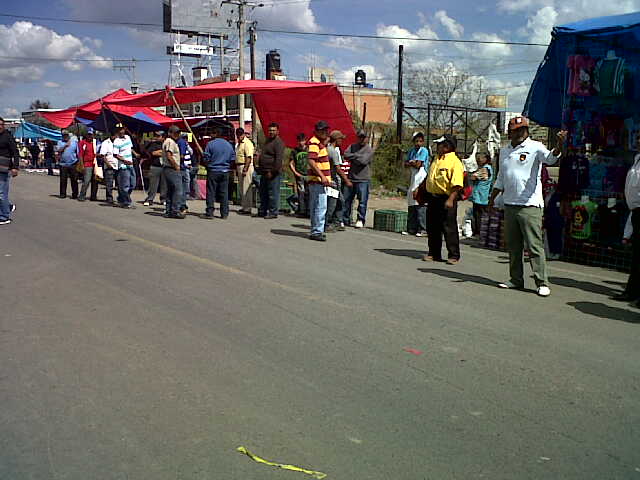 Comerciantes de Texmrlucan evitan el transito en sentido contrario