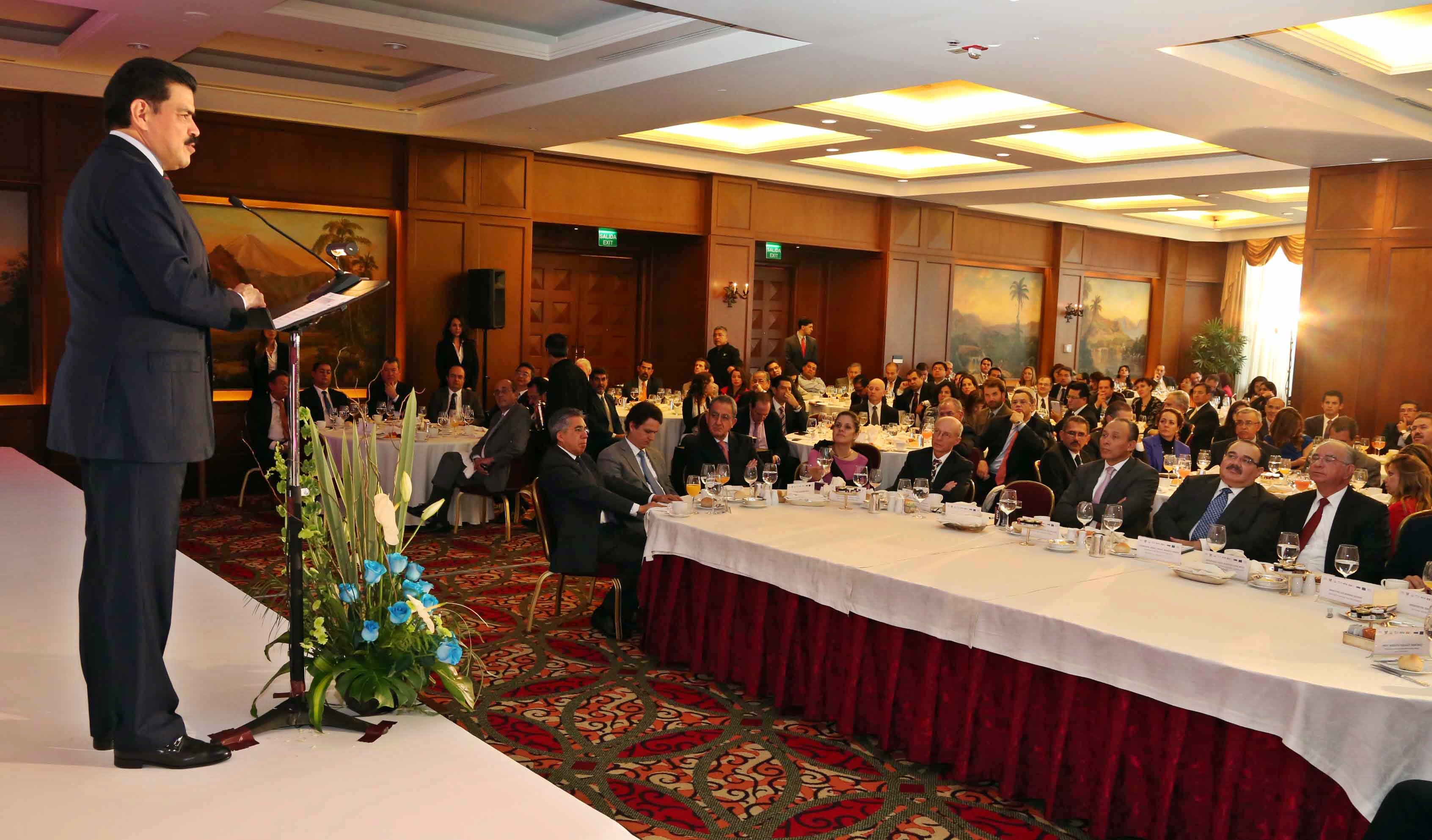 Francisco Olvera Ruiz, se reunió con empresarios de la construcción del Distrito Federal. 
