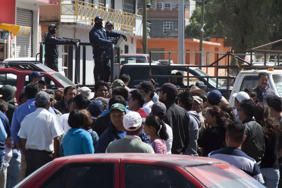 Granaderos de la Policía Estatal Preventiva arribaron a la alcaldía para hacer un perímetro de seguridad.