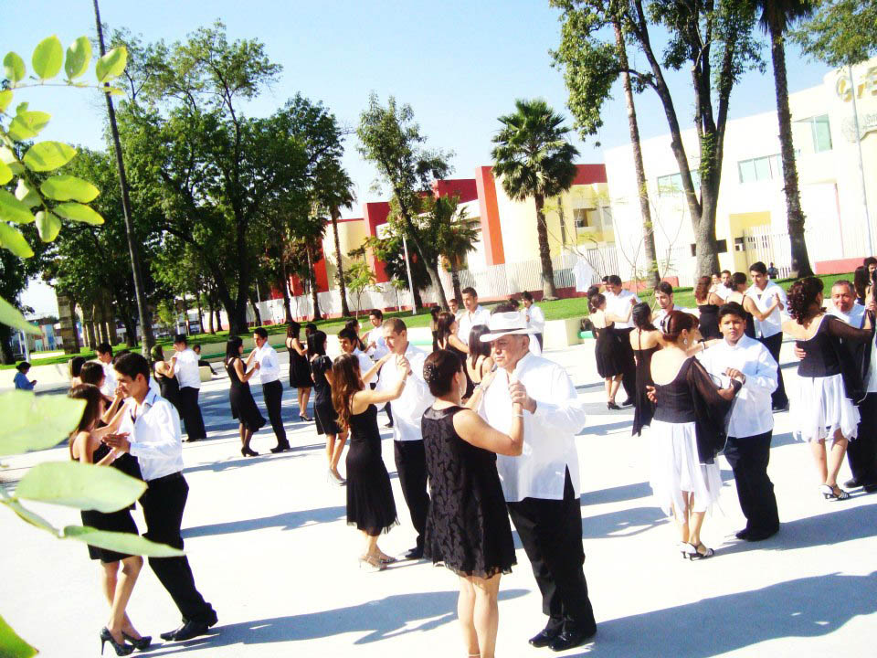 Los integrantes de Danzonerísimo 2000 son de edades diversas