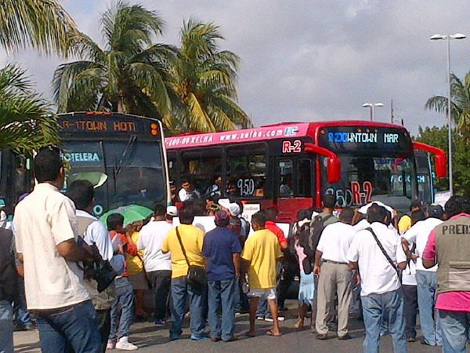 Los maestros siguen con los bloqueos en Cancún
