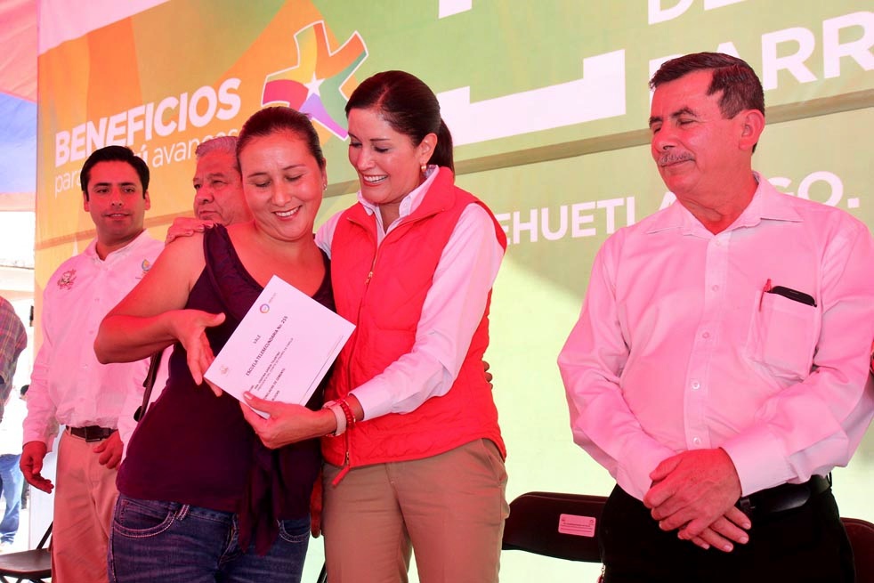 -	Reciben paquetes de material de construcción 50 familias afectadas por las lluvias en Huehuetla