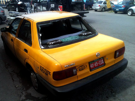 El auto fue abandonado en avenida Abasolo y calzada Cuauhtémoc.