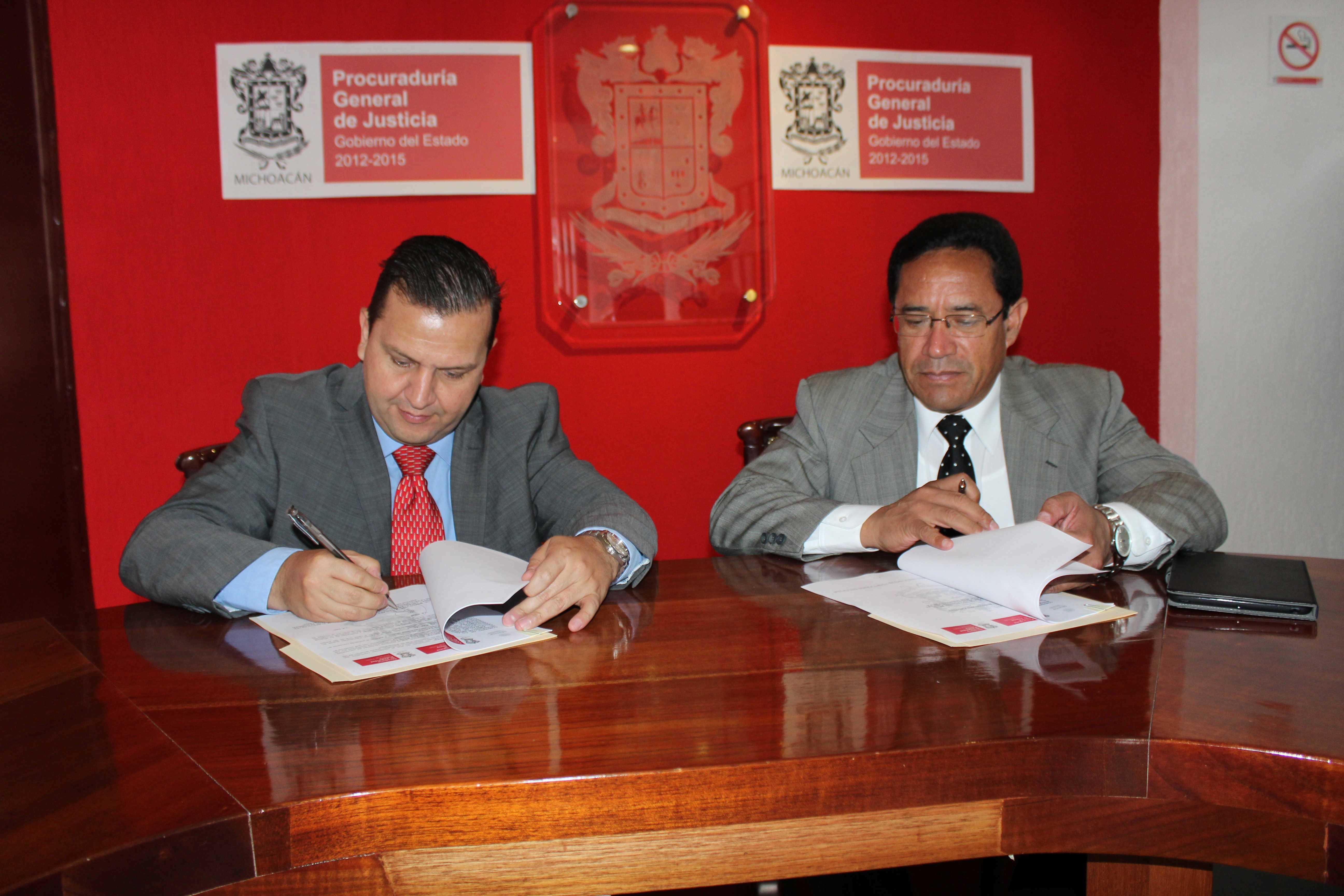 Durante la firma del convenio entre la PGJE y la SSP estatal.