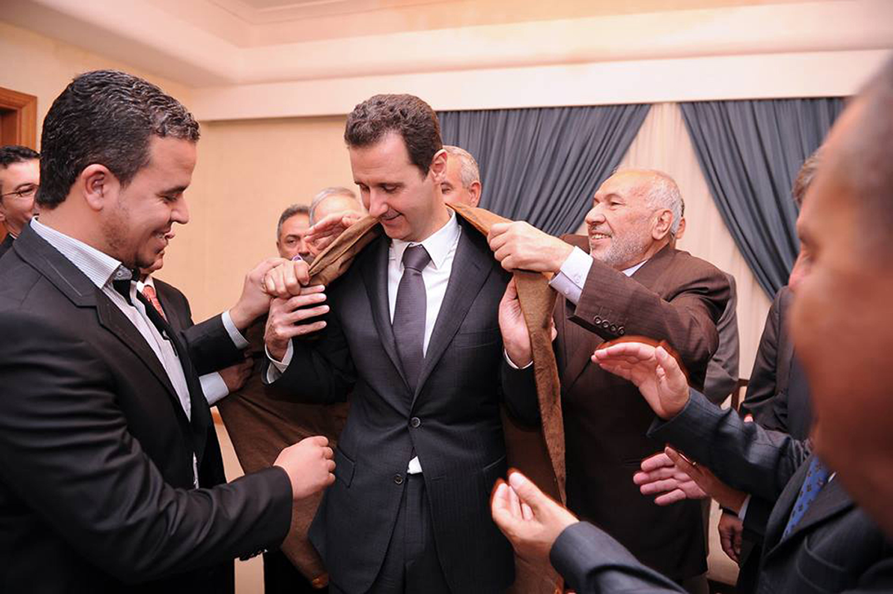 El presidente sirio, Bashar al Asad, recibe un regalo de una delegación argelina favorable a su régimen