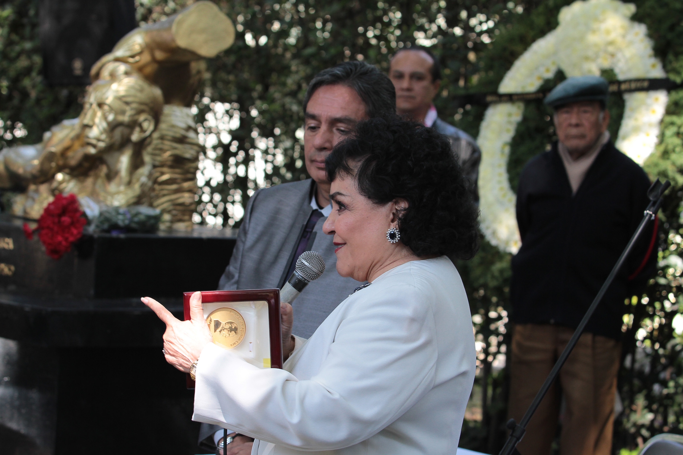 Al recibir dos medallas por parte de Agustín Lara jr, la actriz dio un emotivo discurso.