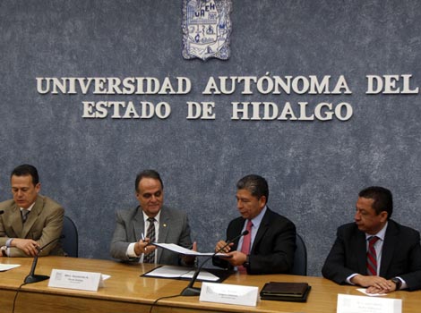 El rector de la UAEH y funcionarios del Hospital ABC del DF.