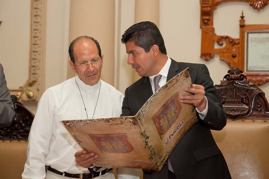 Ayuntamiento de Puebla entrega el premio Juan de Palafox y Mendoza al padre Solalinde.