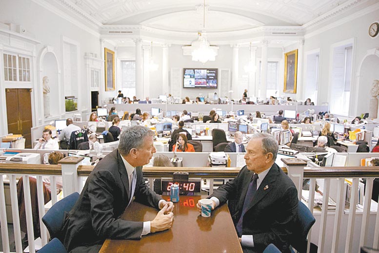 Bloomberg (der.) y Bill de Blasio juntos ayer tras los comicios.