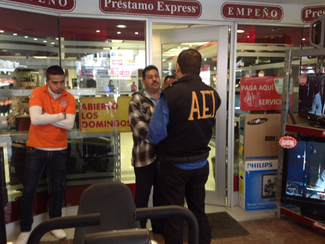 El cateo de la casa de empeño Préstamo Express del centro ocurrió cerca de las 13:00 horas. 