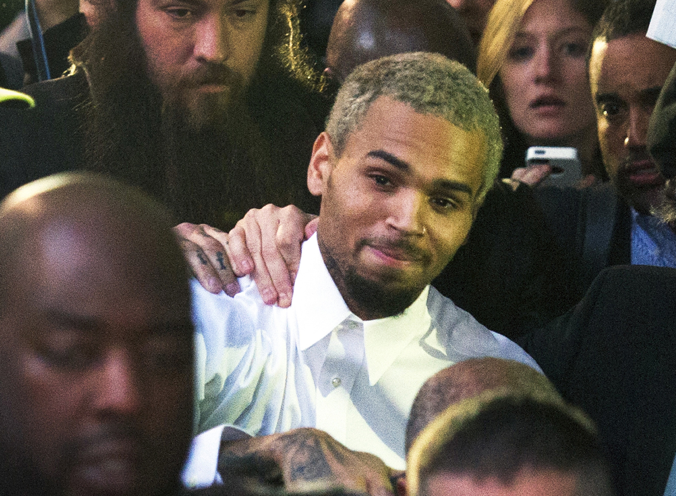 Chris Brown contrademandó a un hombre.