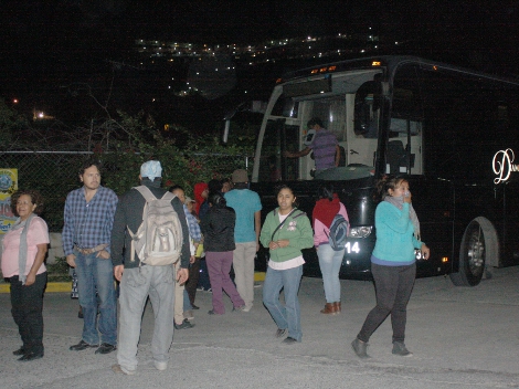 Estudiantes de la Normal Rural de Ayotzinapa, maestros de la CNTE y trabajadores de la UAG se manifestaron frente al Cereso de Chilpancingo.