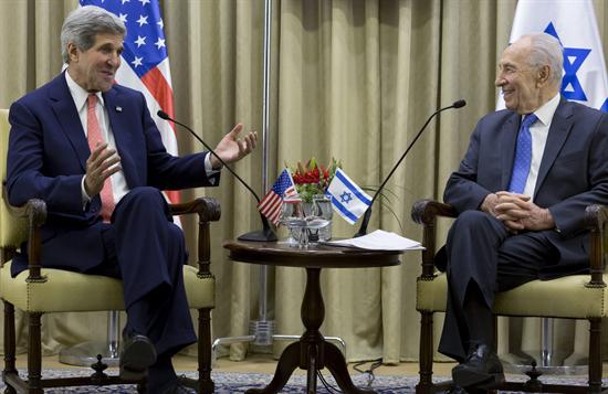 Jonh Kerry y el presidente de Israel, Simón Peres
