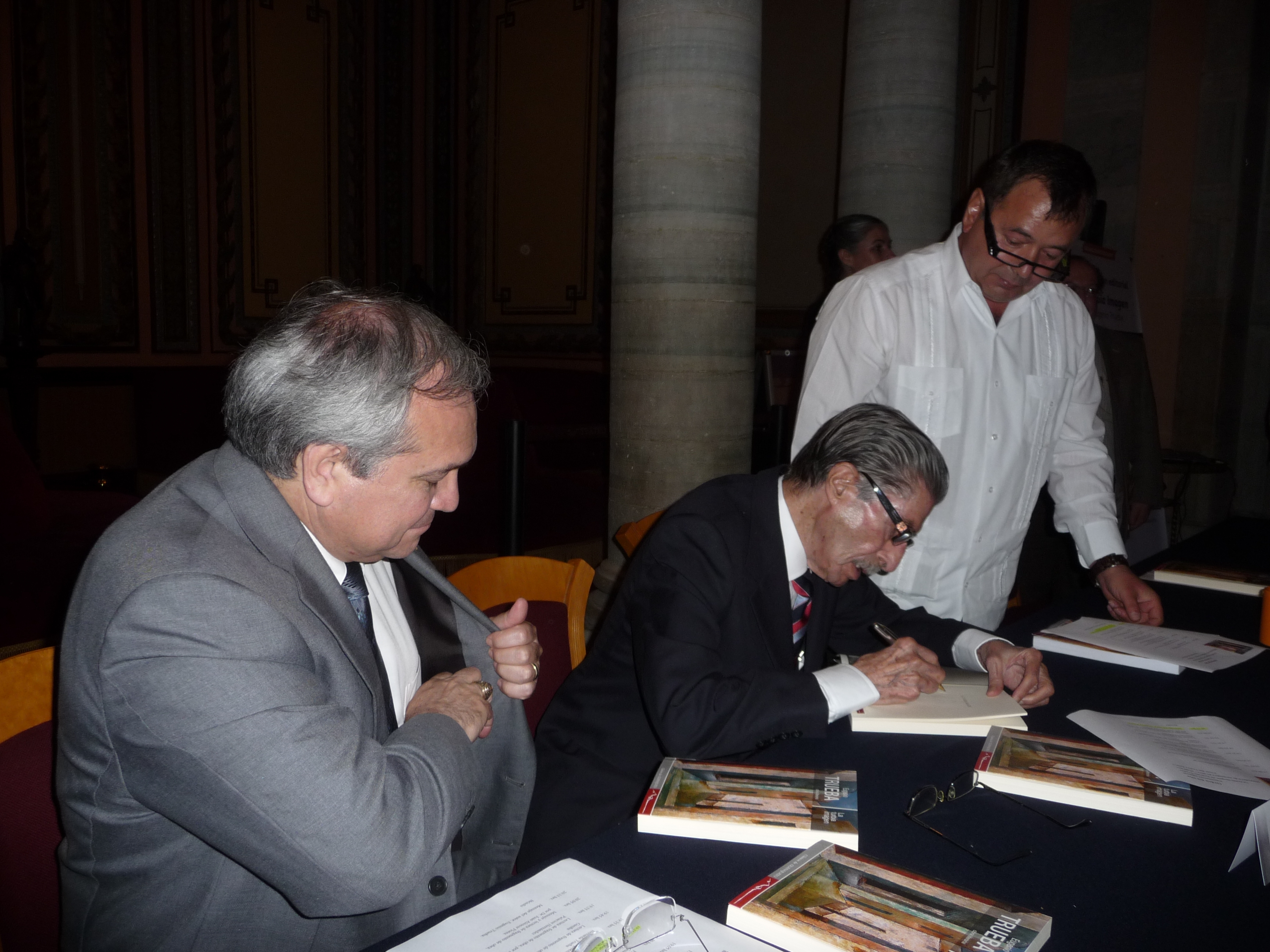 El maestro Eugenio Trueba firmó libros tras la lectura en voz alta en el Teatro Juárez. 