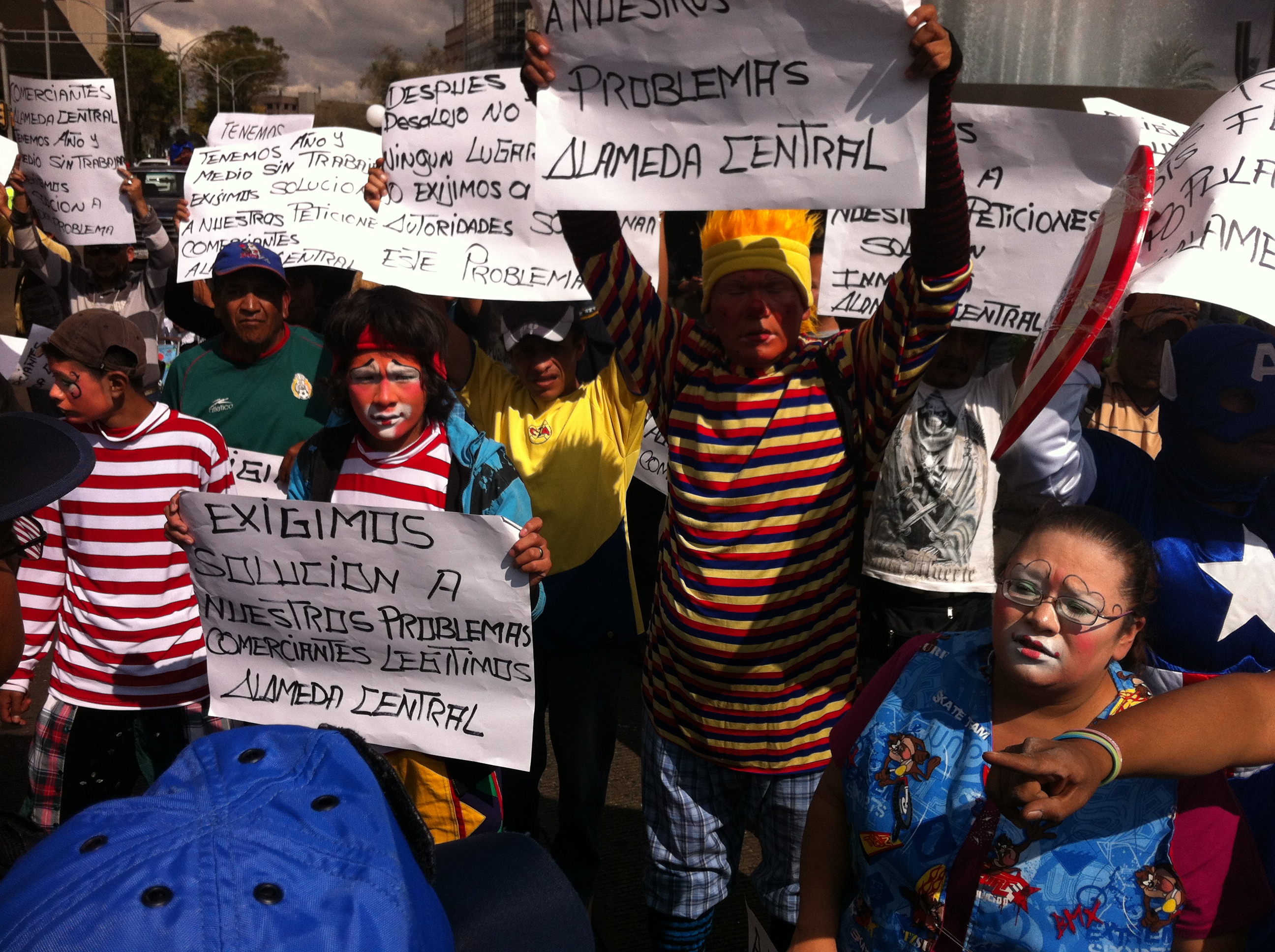 Payasos bloquean Reforma