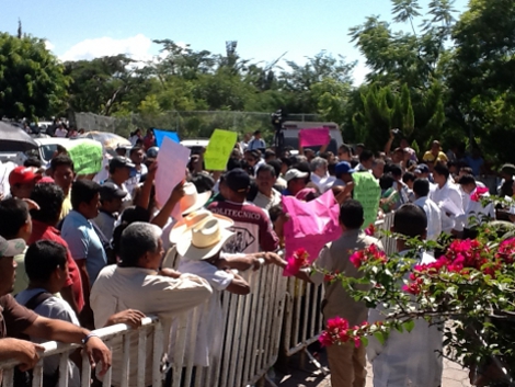 Pobladores de Tixtla se distribuyeron a largo de las estructuras metálicas y mostraron pancartas en las que reclamaban el desfogue de la Laguna Negra.
