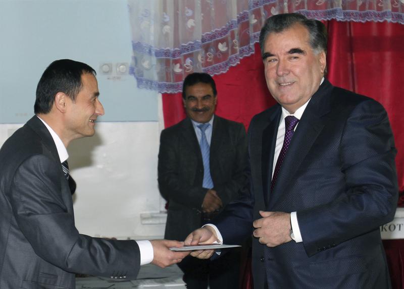 El presidente de Tayikistán, Emomalí Rajmon (d), vota en las elecciones presidenciales hoy en Varzob 