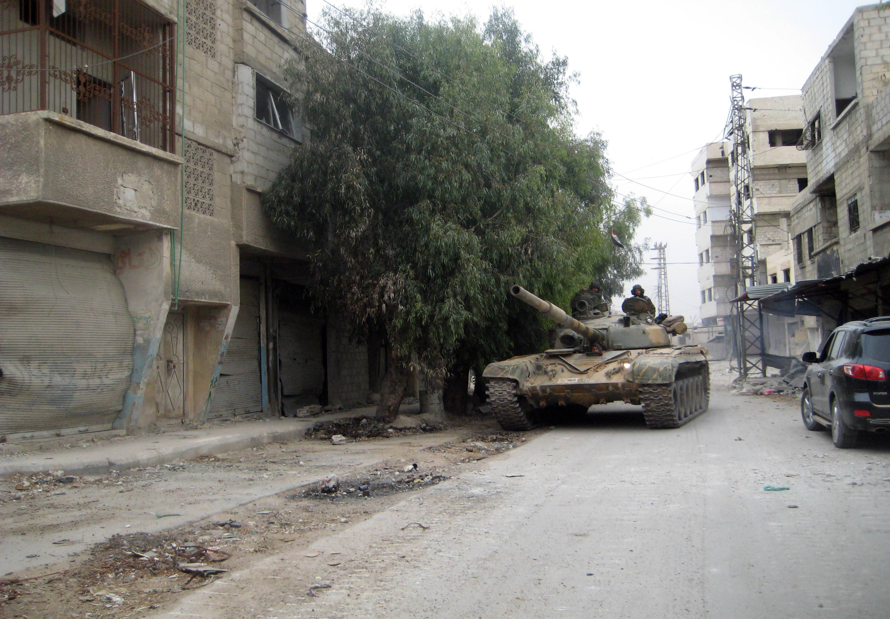 Un tanque del ejército de Asad patrulla las calles de Sbeineh, suburbio al sur de Damasco recuperado a los rebeldes