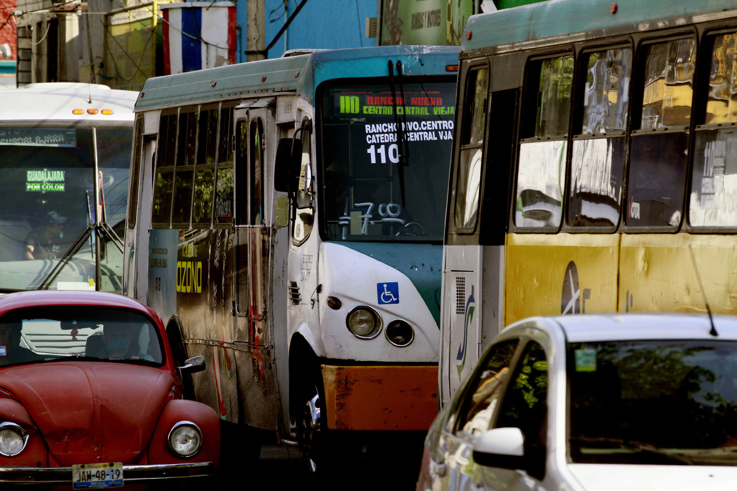 Transportistas piden un aumento en la tarifa; argumentan que la gasolina sube de precio mes con mes.