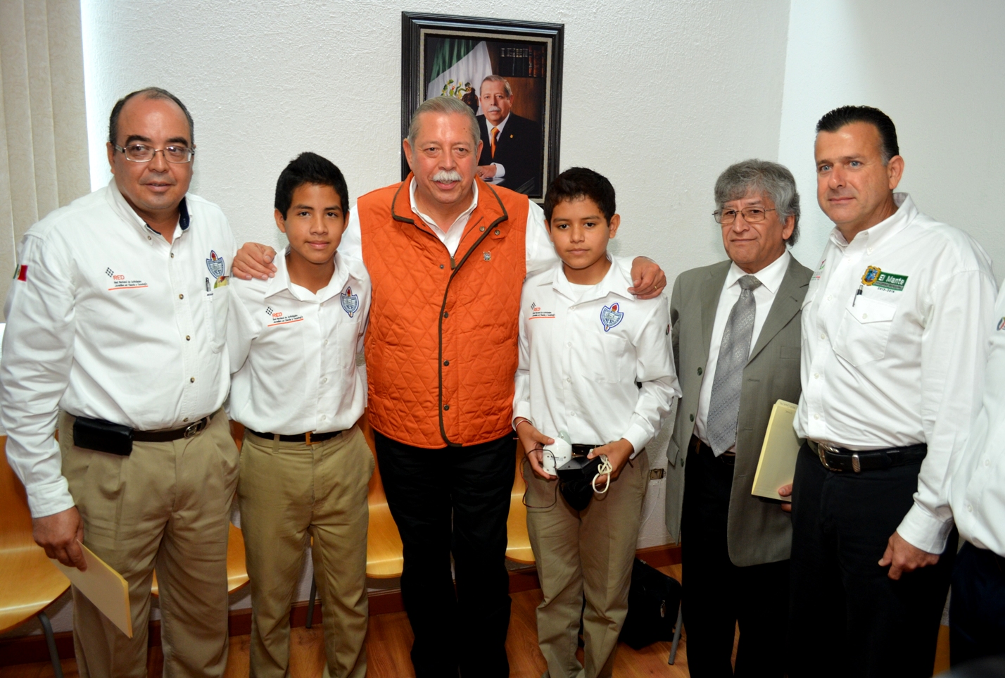 Egidio con ganadores de concurso internacional de ciencia y tecnología