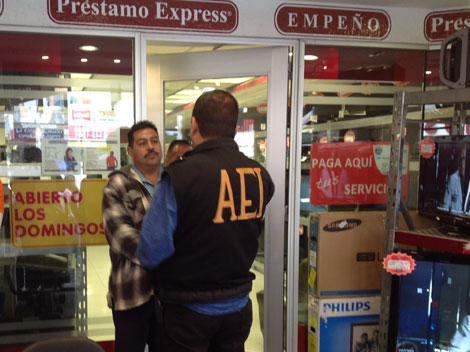 Elementos de la AEI realizaron el cateo ayer en la casa de empeño Préstamo Express.