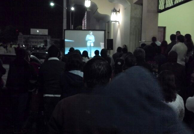 Hubo gente que se quedó afuera del TIM, y vio la representación en una pantalla.