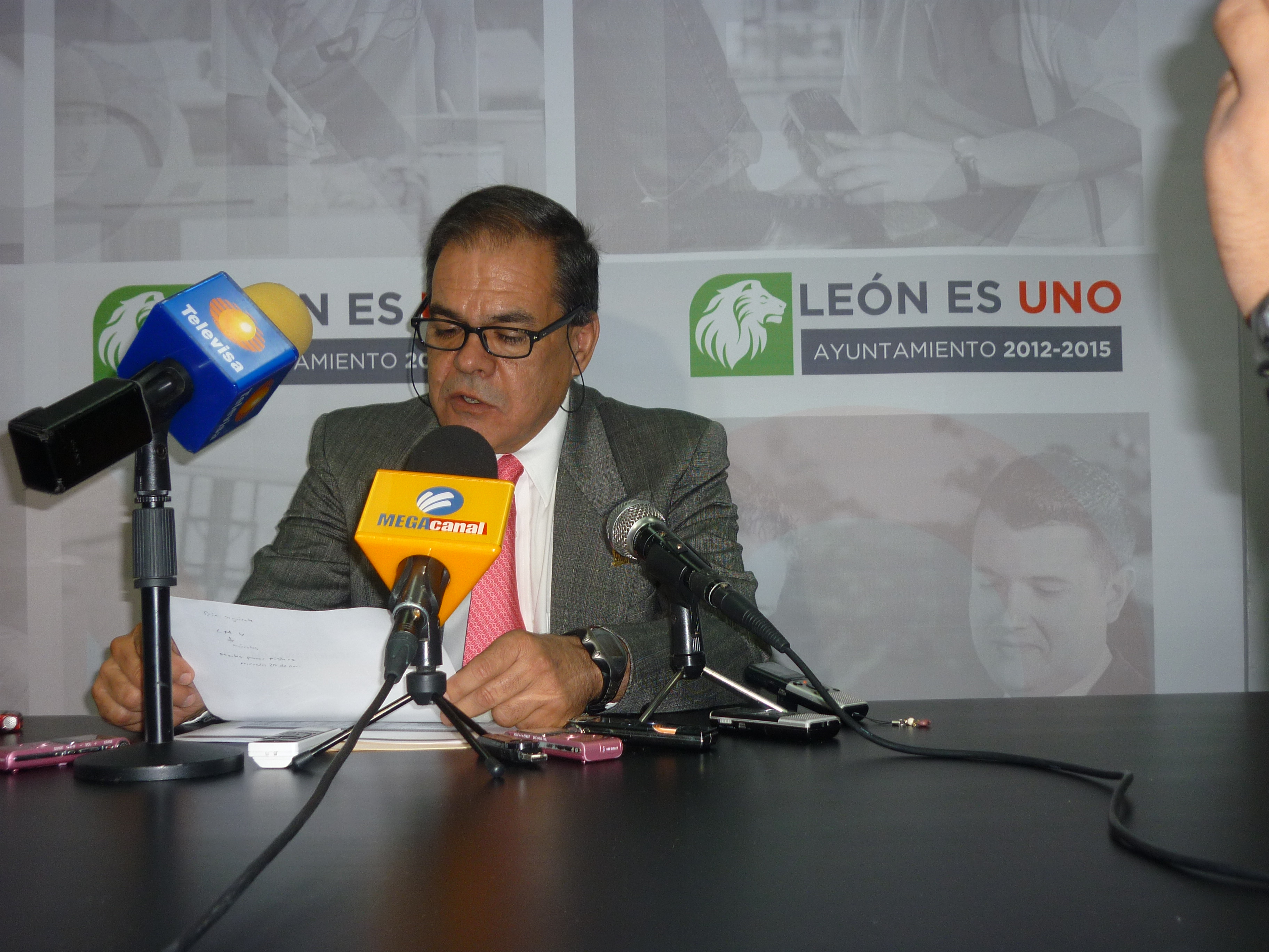 Óscar Pons, director de Desarrolo Urbano de León pide a los comerciantes no atemorizarse con falsos gestores. 