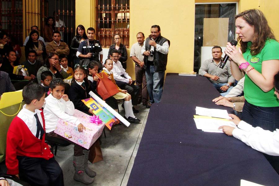 La presidenta del DIF, Mariana González, premió a ganadores de la fase estatal del IX Concurso Nacional de Dibujo Infantil.