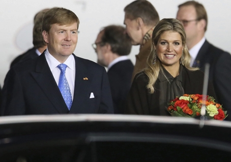 El rey Guillermo Alejandro y la reina Máxima de Holanda, sonríen a su llegada al aeropuerto de Moscú.